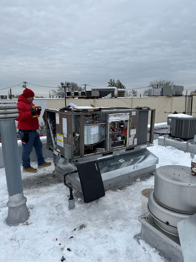 Community II technician diagnosing a rooftop AC unit